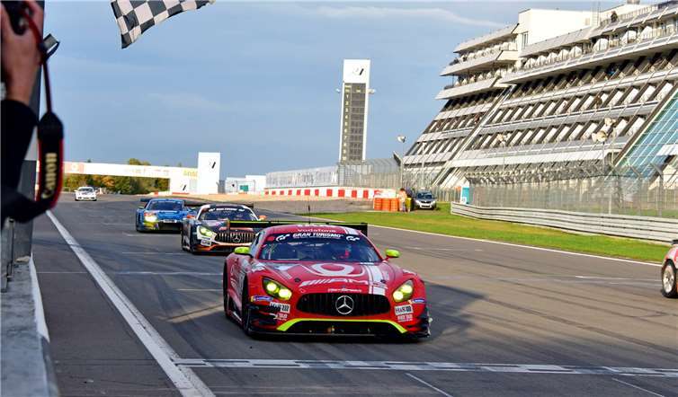 Nur wenige Meter trennten bei der Zieldurchfahrt die Fahrzeuge auf den Plätzen zwei bis vier.