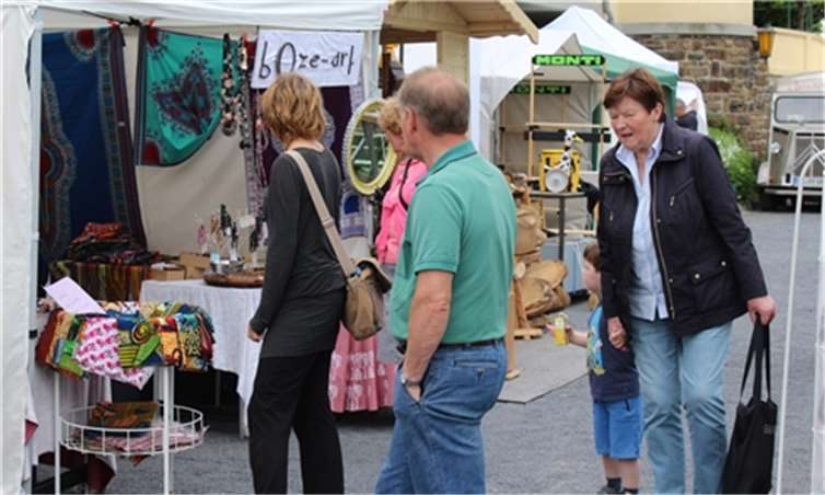 Nur widerwillig war der jungen Marktbesucher von den Stehauftieren zum Batikstand weitergepilgert. DL
