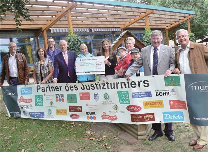 Nur zufriedene und fröhliche Gesichter gab es im grünen Spielgarten des Kindergartens Niederwerth, als Ortsbürgermeister Sepp Gans (rechts) für die Fördervereine und vor allem für die Jüngsten der Insel einen feinen Scheck aus Händen der Justiz entgegennahm. privat