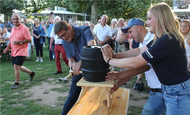 Nur zwei kurze Schläge mit einem harten Schlosserhammer reichten Roland Thelen dieses Mal zum Fassanstich. Fotos: DL