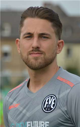 Nur zwei von fünf Elfmetern des Karbacher fanden den Weg ins Tor von Safet Husic. Der war dank eines Zettelchens von Teammanager Aleksandar Naric optimal auf das Elfmeterschießen vorbereitet und hatte viermal die richtige Ecke.