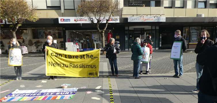 Nur zwölf Teilnehmer waren bei der Versammlung „Neuwied ist bunt“ erlaubt. Dennoch wurde eine eindrucksvolle Mahnwache gehalten. Fotos: Jürgen Grab