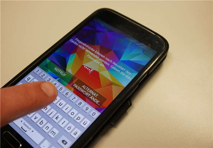 Nutzer von Smartphones können auf verschiedenen Wegen Opfer von Betrügern werden. Foto: Verbraucherzentrale Rheinland-Pfalz e.V.