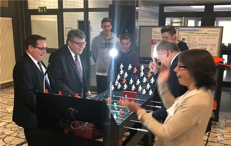 Nutzte den Besuch auch für einen kleinen sportlichen Wettkampf:Thomas Linnertz, Präsident der Aufsichts-und Dienstleistungsdirektion (links).