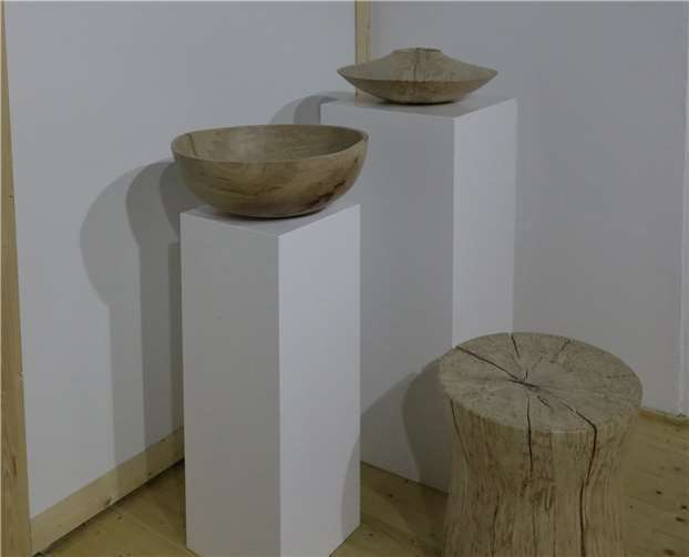 Nutzwert und Kunst im Holz vereint.