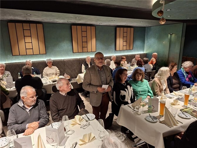 O a.D. Franz Maurer (stehend) freut sich über eine gut besuchte Veranstaltung der KERH. Foto: Jürgen Schumacher