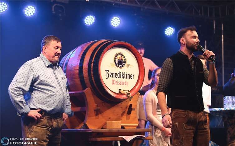 „O‘ zapft is!“ hieß es, als Ortsbürgermeister Frank Jacke mit zwei zielsicheren Hieben den ersten Fassanstich des Tages meisterte. Foto: Christoph Hamacher