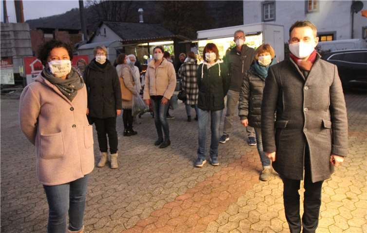 OB David Langner (1.v.r.) machte sich mit dem Organisations-Team ein Bild vom Layer Wochenmarkt. Mit dabei auch Ortsvorsteher Gerd Baulig (3.v.r.).Quelle: Stadt Koblenz