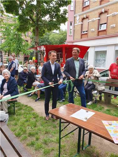OB David Langner durchschneidet das Band am St. Josefplatz. Quelle: AWO Quartiersbüro in der südlichen Vorstadt & Oberwerth