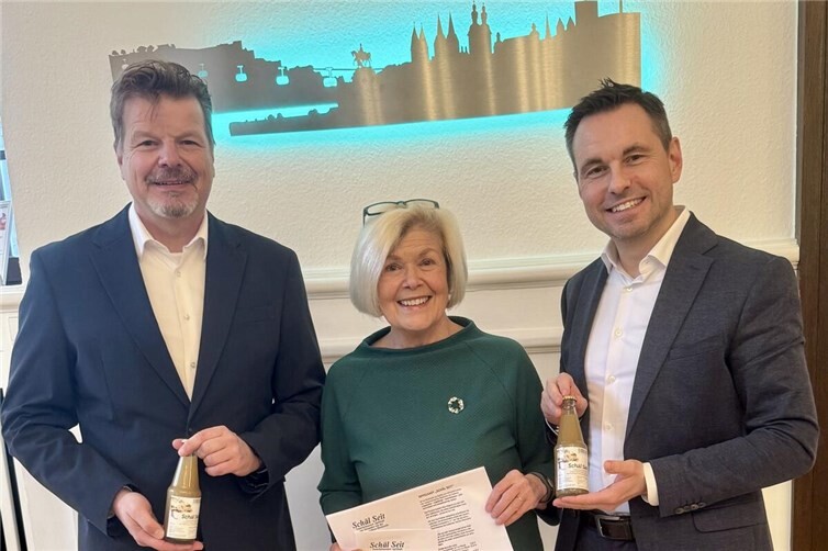 OB David Langner freut sich mit den Vertretern des Vereins Schönes Immendorf e. V. Elfriede Böhm und Christoph Kretschmer über den neuen Apfelsaft „Schäl Seit“ für die Sitzungen im Rathaus