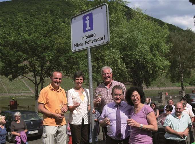 OB Dietmar Schausten (Mitte) enthüllte zur Eröffnung des Info-Büros auch das große Hinweisschild vor dem Anwesen. TE