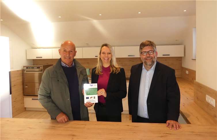OB Herbert Thönnes, Wirtschaftsförderin Anja Weber und VG-Bürgermeister Wolfgang Lambertz (v.l.) stellen die Neuanschaffungen in Wirfus vor. Fotos: TE