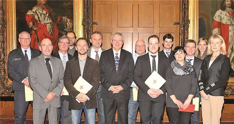 OB Hofmann-Göttig (Bildmitte) sowie die Stadtvorstandsmitglieder Bürgermeisterin Marie-Theres Hammes-Rosenstein (rechts) und Baudezernent Martin Prümm (2.v.l.) gratulierten den Mitarbeiterinnen und Mitarbeitern für ihre besondere Leistungen.privat