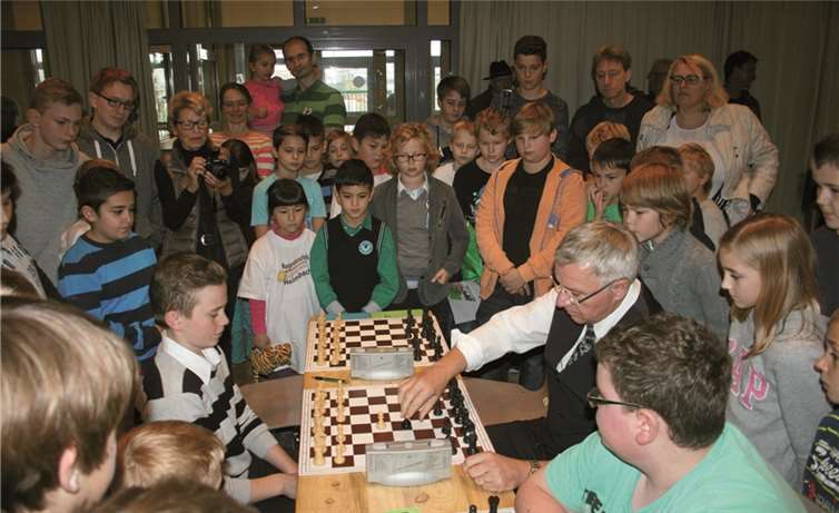 OB Hofmann-Göttig eröffnete die offene Schulschachmeisterschaft mit einer Schnellpartie.Stadt Koblenz