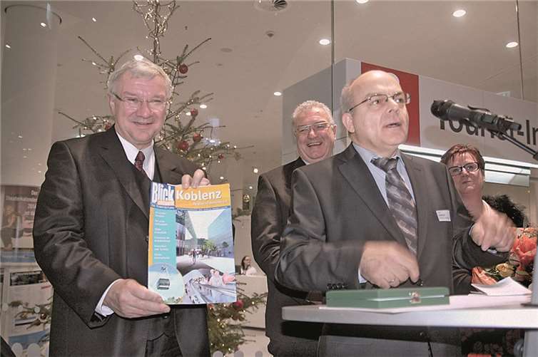 OB Hofmann-Göttig und Jürgen Czielinski mit der Sonderbeilagedes BLICK aktuell , die dem Standort Koblenz gewidmet war