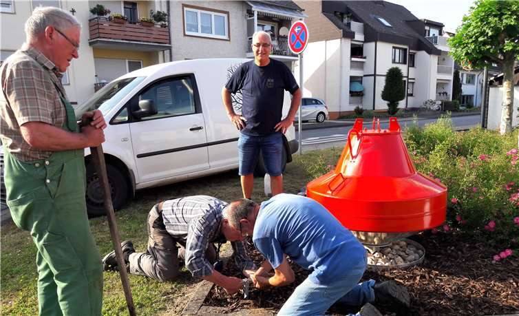 OB Horst Klöckner (im Hintergrund) verfolgt aufmerksam die Arbeiten der Modellbauer. Fotos: privat