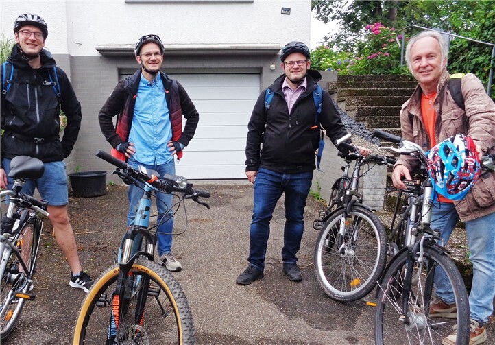 OB Jan Einig (2. von rechts) freute sich über die Radeskorte, die ihn zum Verwaltungshochhaus begleitete (von links): Pascal Stoltze, Kay Bröhl und Frank Blum.Foto: Stadt Neuwied