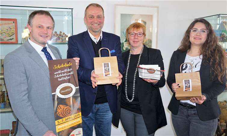 OB Jan Einig, Hans-Peter Schwarz (chocolART), Petra Neuendorf (Stadtmarketing) und Citymanagerin Julia Wiederstein freuen sich auf das Schokoladenfestival.Foto: FF