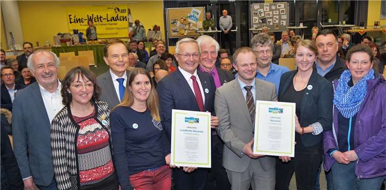 OB Jan Einig, Landrat Achim Hallerbach und die Mitglieder der Steuerungsgruppe freuen sich über die Auszeichnung.Fotos: FF