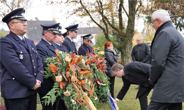 OB Jan Einig, Rolf Blum (VdK) und Landrat Achim Hallerbach legten die Kränze zum Gedenken nieder. Fotos: FF