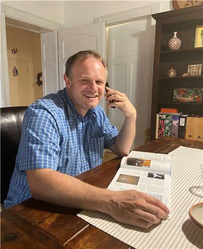 OB Jan Einig am Radio-Telefon. Foto: Stadt Neuwied