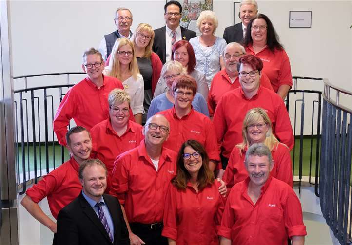 OB Jan Einig begrüßt das Neuwieder Prinzenpaar mit Gefolge und Neuwieder Festausschuss im Rathaus. Privat