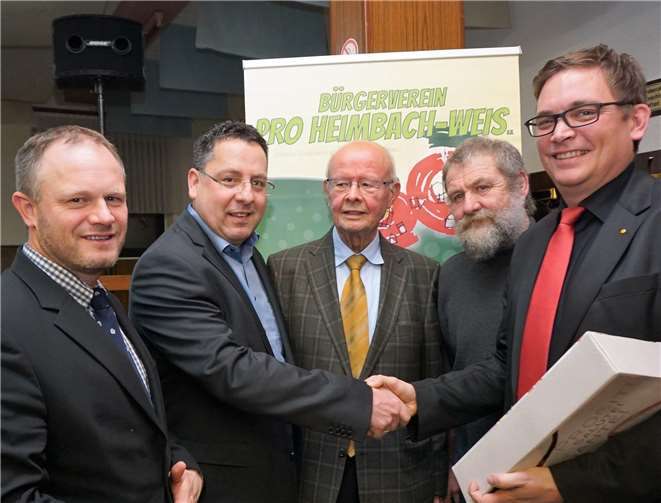 OB Jan Einig (links) und Ortsvorsteher Markus Blank gratulieren Sascha Fiedler,Adolf Zils und Heinz Nink zum 30-jährigen Bestehen von Pro Heimbach-Weis. Fotos: FF