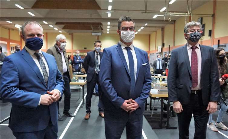 OB Jan Einig (links) und Ralf Seemann (rechts) begrüßen Peter Jung in ihrer Mitte als neues Stadtvorstandsmitglied. Fotos: FF