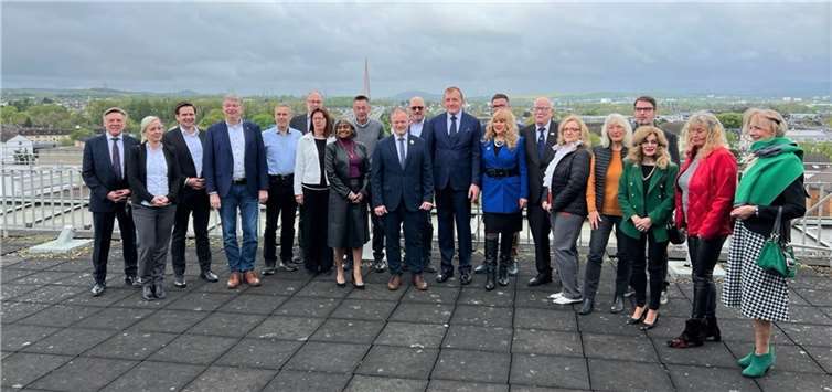 OB Jan Einig mit der englischen Delegation um Mayor Mike Botting.  Foto: Stadt Neuwied/Ilona Vorderbrügge