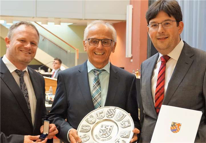 OB Jan Einig und BM Michael Mang überreichen Georg Schuhen den Ehrenteller der Stadt Neuwied. Fotos: FF