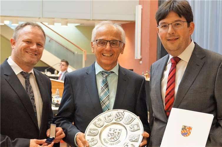OB Jan Einig und BM Michael Mang überreichen Georg Schuhen den Ehrenteller der Stadt Neuwied.