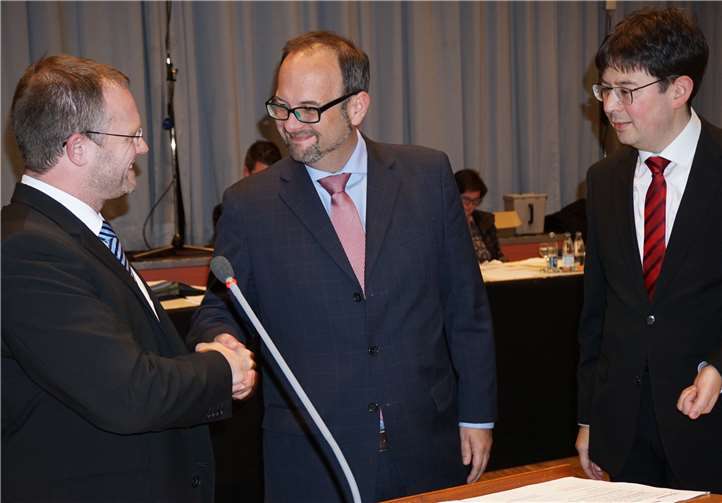 OB Jan Einig und BM Michal Mang heißen Jan Petry (CDU) im neuen Stadtvorstand willkommen.