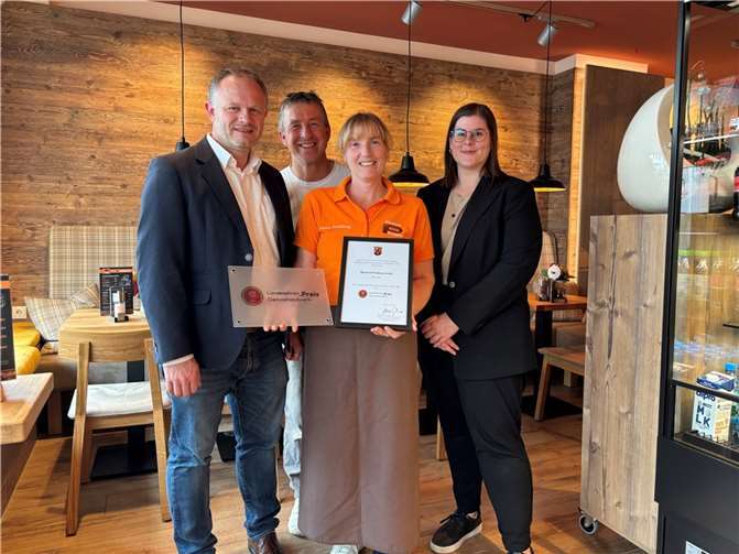 OB Jan Einig und Wirtschaftsfördererin Alexandra Rünz gratulierten.  Foto: Stadt Neuwied