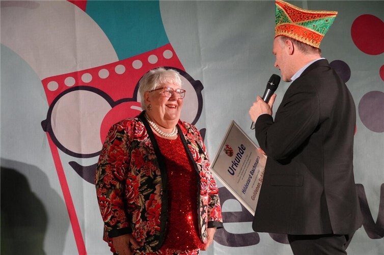 OB Jan Einig und verliest Hildegard Bachmann die Verleihungsurkunde zum Goldenen Schärjer.