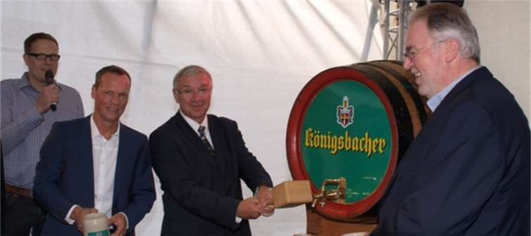 OB Joachim Hoffmann-Göttig beim traditionellen Faßanstich. Fotos: US