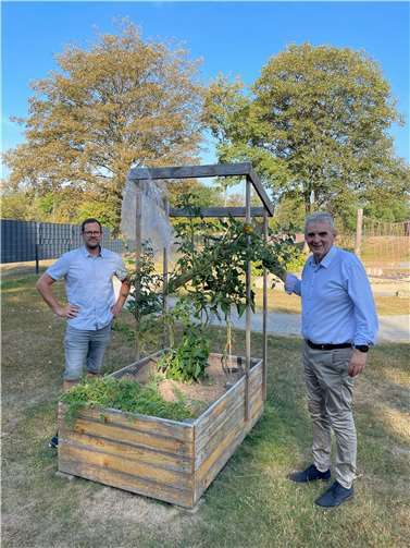 OB-Kandidat Claus Peitz freut sich mit Stefan Umbscheiden, dass auf dem weitläufigen Kita-Gelände auch Elemente der „Essbaren Stadt“ aufgegriffen werden. Foto: privat