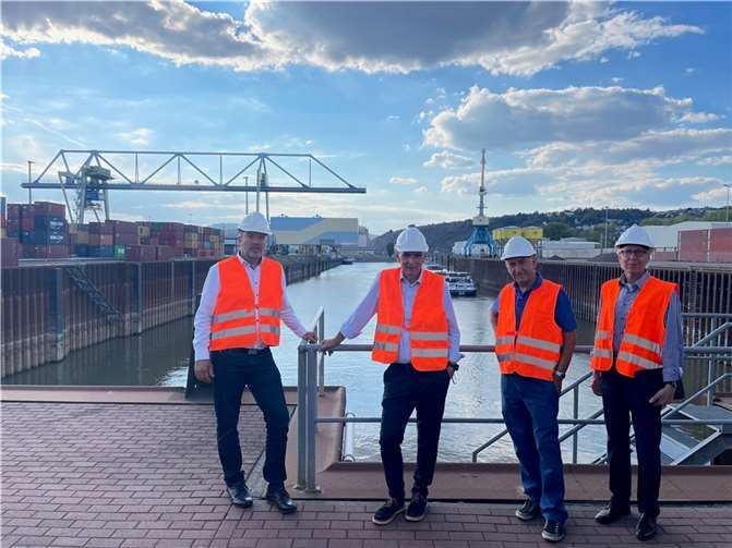 OB-Kandidat Claus Peitz infomierte sich über die Herausforderungen des Hafenbetriebs. Im Bild v.l.n.r.: Geschäftsführer Jan Deuster, Claus Peitz, Dr. Hans-Georg Hansen, Gerd Rheinbay. Foto: privat