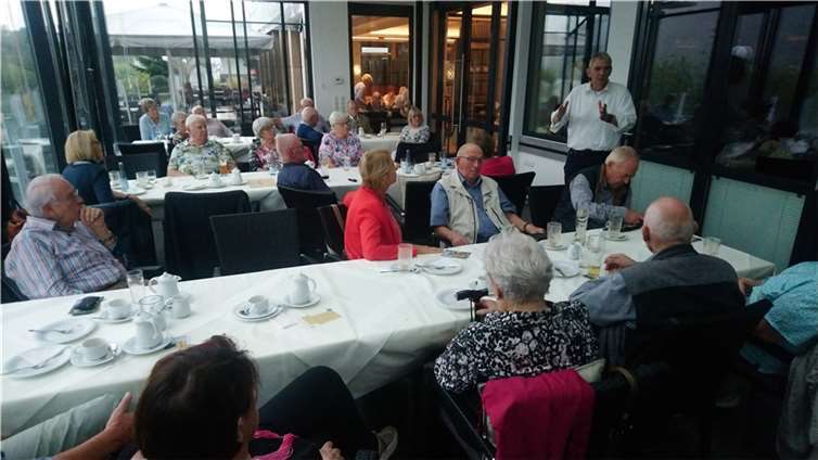 OB-Kandidat Claus Peitz informiert die Teilnehmer der Senioren-Union. Foto: Senioren-Union Andernach