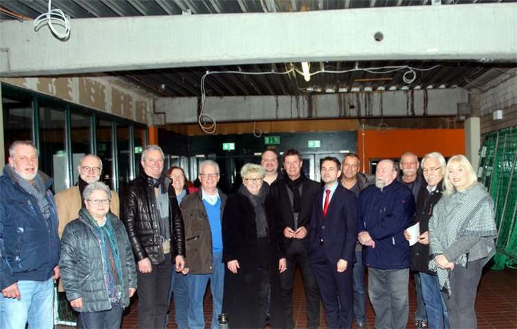 OB-Kandidat David Langner und die SPD-Fraktion während des Besuches der Sporthalle der Carl-Benz-Schule. privat