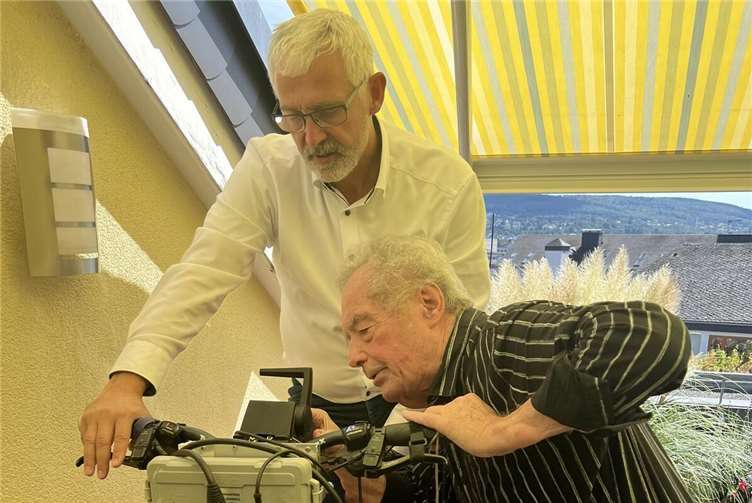 OB-Kandidat Ernst Knopp sitzt auf dem Wasserfahrrad, während Erfinder Klaus Sonnen ihm die Funktionsweise erklärt. Gemeinsam mit Landtagskandidat Philip Rünz statteten die beiden dem Senior in Rauental einen Besuch ab. Foto: Philip Rünz
