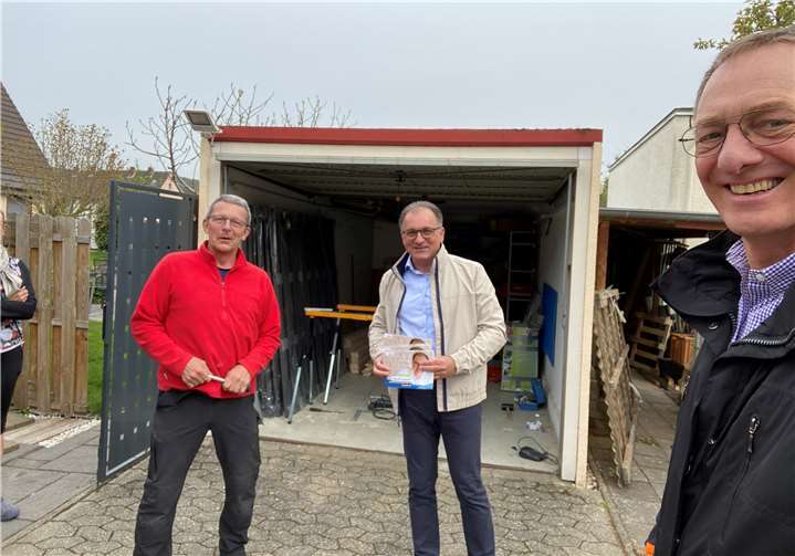 OB-Kandidat Thomas Becher (Mitte) beim Besuch in der St. Martin-Siedlung mit Bernd Enkirch (Anwohner) und Günter Groß.Foto: privat