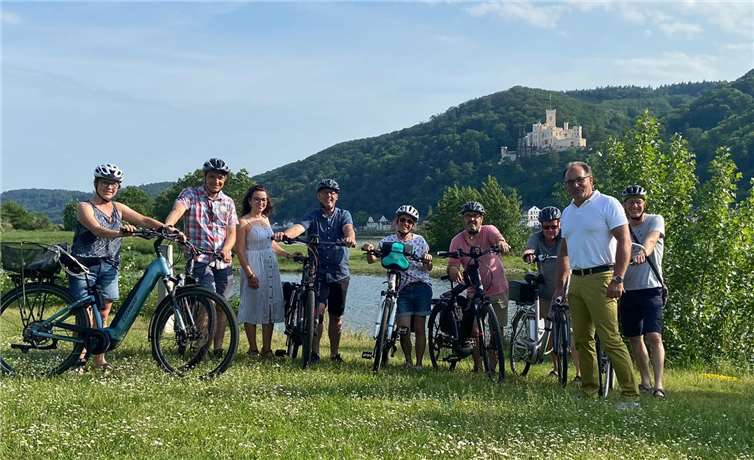 OB-Kandidat Thomas Becher erläutertet bei einem Ortstermin seine Vorstellung von einer fahrradfreundlicheren Stadt.Quelle: CDU Lahnstein