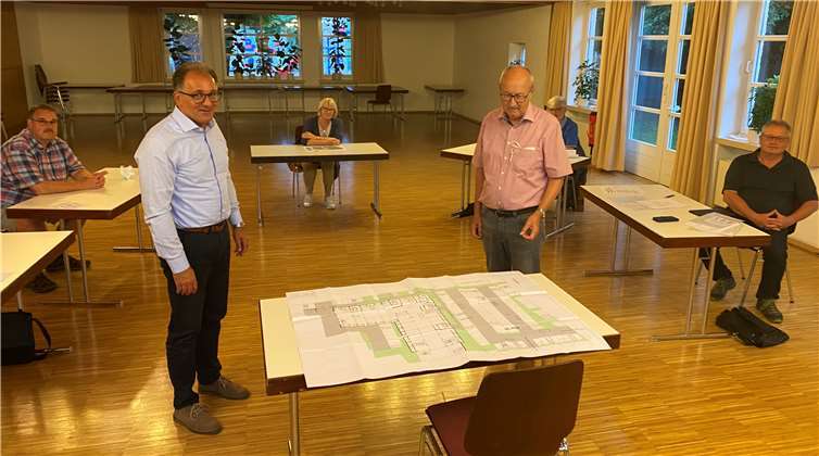 OB-Kandidat Thomas Becher und Ferdinand Müller von der „BI Marktplatz“ vor einem der Pläne des Marktplatzes. Foto: Günter Groß