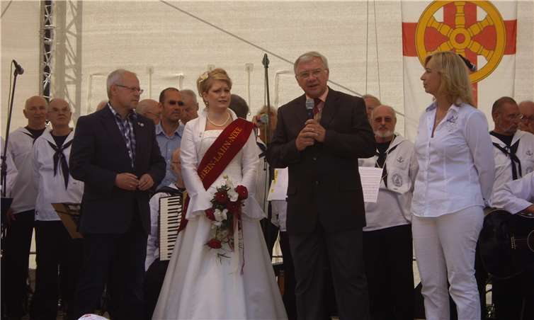 OB Lahnstein Peter Labonte, Rhein-Lahn-Nixe Sabrina I. und OB Koblenz Prof. Hofmann-Göttig, Moderatorin Biggi Hoernchen. Fotos: Archiv MK und Shanty-Chor Lahnstein