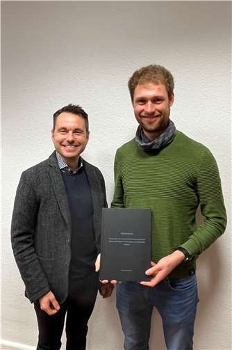 OB Langner gratuliert Markus Nachtsheim zur bestandenen Masterarbeit - und zur neuen Stelle bei der Stadtverwaltung Koblenz.  Quellen: Stadt Koblenz