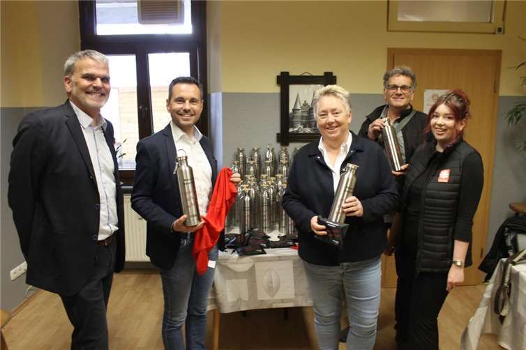 OB Langner und Bürgermeisterin Mohrs bei der Übergabe der Trinkwasserflaschen und Kühltücher an Vertreter der Caritas und der Schachtel. Foto: Stadt Koblenz/T. Knaak