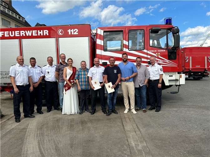 OB Lennart Siefert (3.v.r.), Bürgermeister Adalbert Dornbusch (6.v.l.), Beigeordneter Sebastian Seifert (1.v.r.) und Rhein-Lahn-Nixe Lea I. (5.v.l.) mit den Geehrten Dirk Schild (5.v.r.) und Thomas Mawick (4.v.r.) sowie Vertretern der Freiwilligen Feuerwehr Lahnstein.  Fotos: Fotos: Eva Dreiser / Stadtverwaltung Lahnstein)