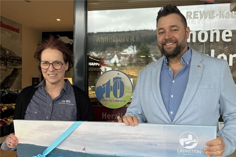 OB Lennart Siefert dankt REWE-Markt-Inhaberin Simone Dietzler für 10 Jahre starkes Engagement in Lahnstein. 