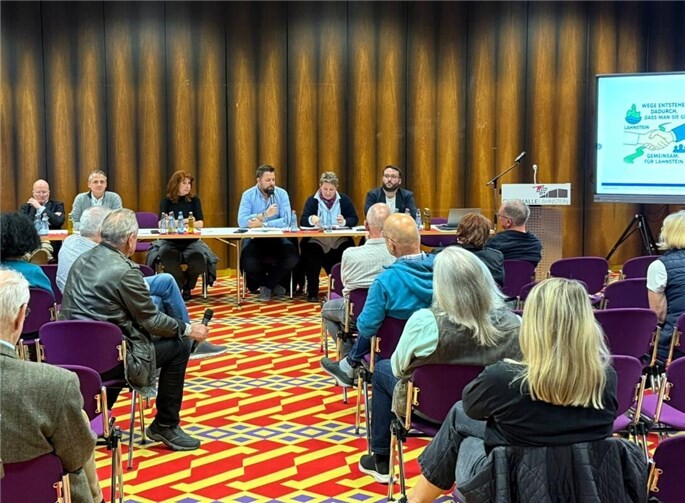 OB Lennart Siefert (vorne Mitte) und Tanja Steeg von der Wirtschaftsförderung-Gesellschaft Rhein-Lahn mbH (2.v.r.) mit Vertretern der Stadtverwaltung Lahnstein bei der Vorstellung der neuen Gästekarte. Foto: Olaf Bückner