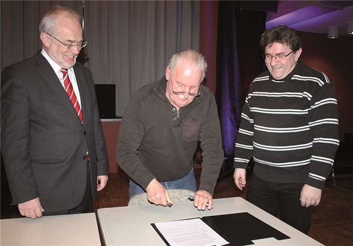 OB Nikolaus Roth, Gustav Gehrmann und Michael Bender besiegeln dieRettung einer Vielzahl von Weiden.